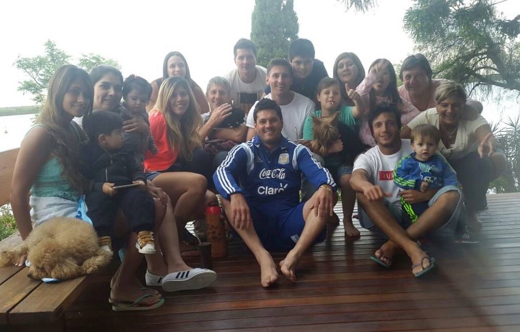 Argentina's tweet photo. [SELECCIONADOS] Lionel Messi ya está en Argentina: compartió una foto junto a su familia en Rosario. http://t.co/3wBPFOgA7I