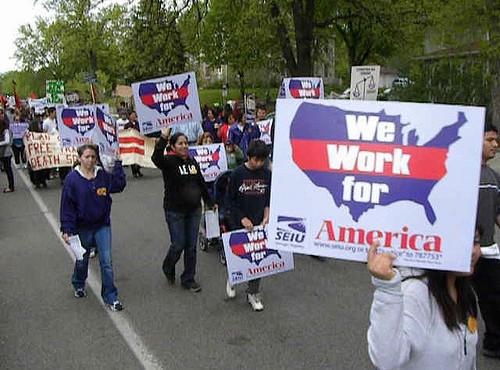 LIReport's tweet photo. Immigrants earn 25% less than U.S citizens on Long Island 

http://t.co/htQNsw9jDh

@KristinMarzullo #immigration http://t.co/xKdO11rjAE