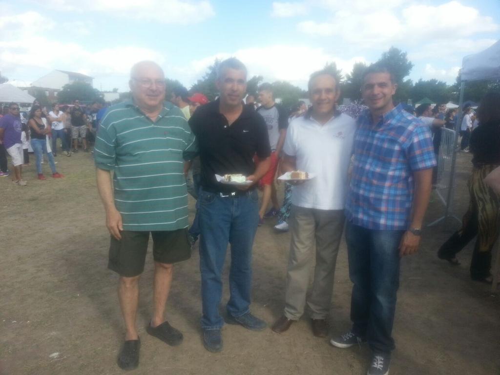 san_martorelli's tweet photo. #Ahora en el #143AniversarioDeTolosa suena @ElCharcoLaPlata y los vecinos continúan colaborando con #Idani http://t.co/446lAIzPaB