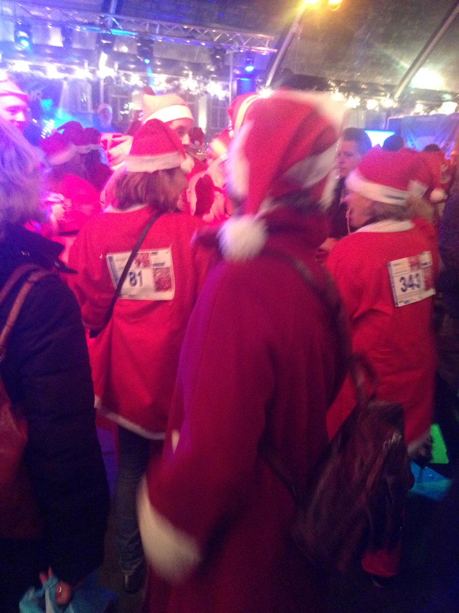 1e <a href="/RotarySantaRun/">Rotary Santarun</a> Bergen op Zoom: youtube.com/watch?v=TM1mj4…
En feest na afloop tijdens Apres-ski Party! #SantaRun