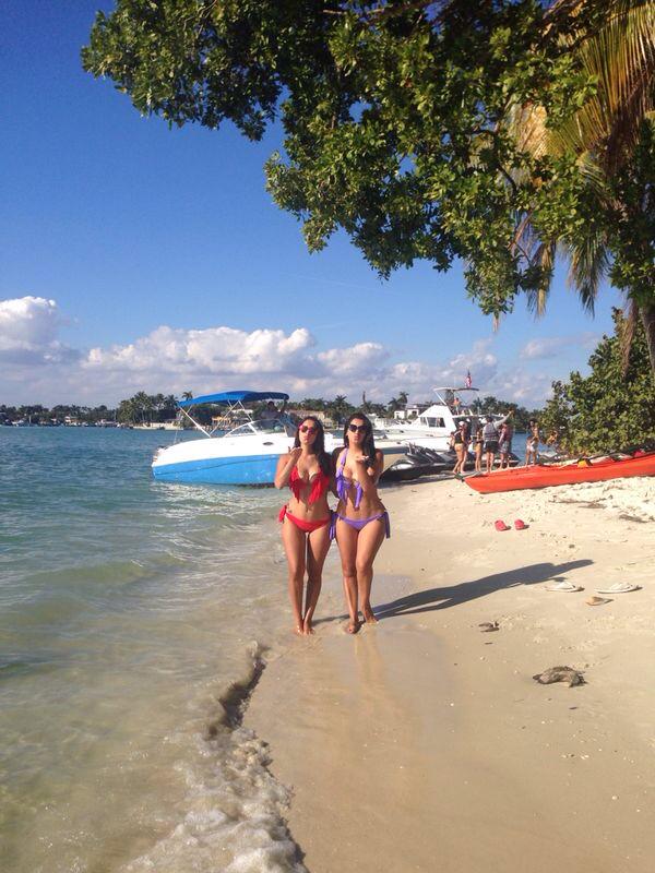 GEMELASDIAZ's tweet photo. #monumentisland #miami 🇺🇸 👯👑👑👙👙 http://t.co/or2Qqy5GBk