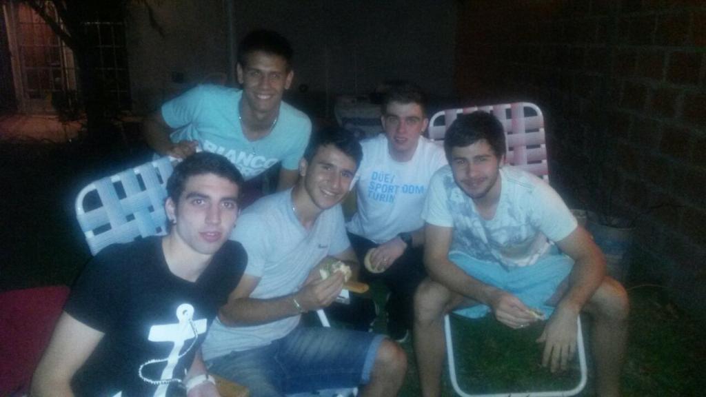 IvanArbello's tweet photo. Despedida de año con mis amigos de siempre jaja los quiero amigos.. http://t.co/sWaBkuLypC