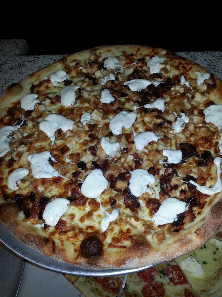 ConcaDoro_Sag's tweet photo. Fresh pies coming out of the oven! #chickenbaconranch http://t.co/gWk6FcNNHW