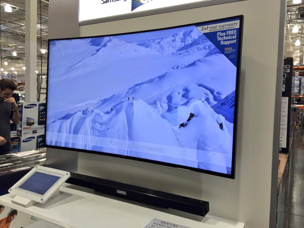 pandemona's tweet photo. I'm sold on the curved Samsung 4k UHD tvs. gonna get one when I get back. http://t.co/B6uk2AQs8q