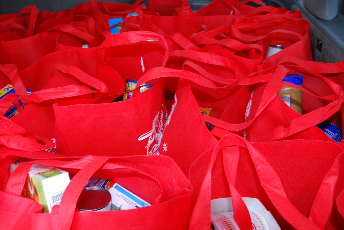 TruckeeCares's tweet photo. Over the weekend #volunteers picked up the food bags for local #seniors! #Truckee #CommunityXmas @epretorious http://t.co/KulCp2F9IW
