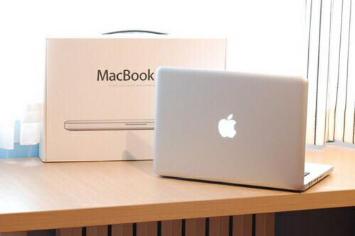 liamrpgbsd's tweet image. @ConnorRpgbsd -boit une gorgée- mh tiens -prend le paquet et le pose sur la table- j&apos;espère que ça va te plaire.