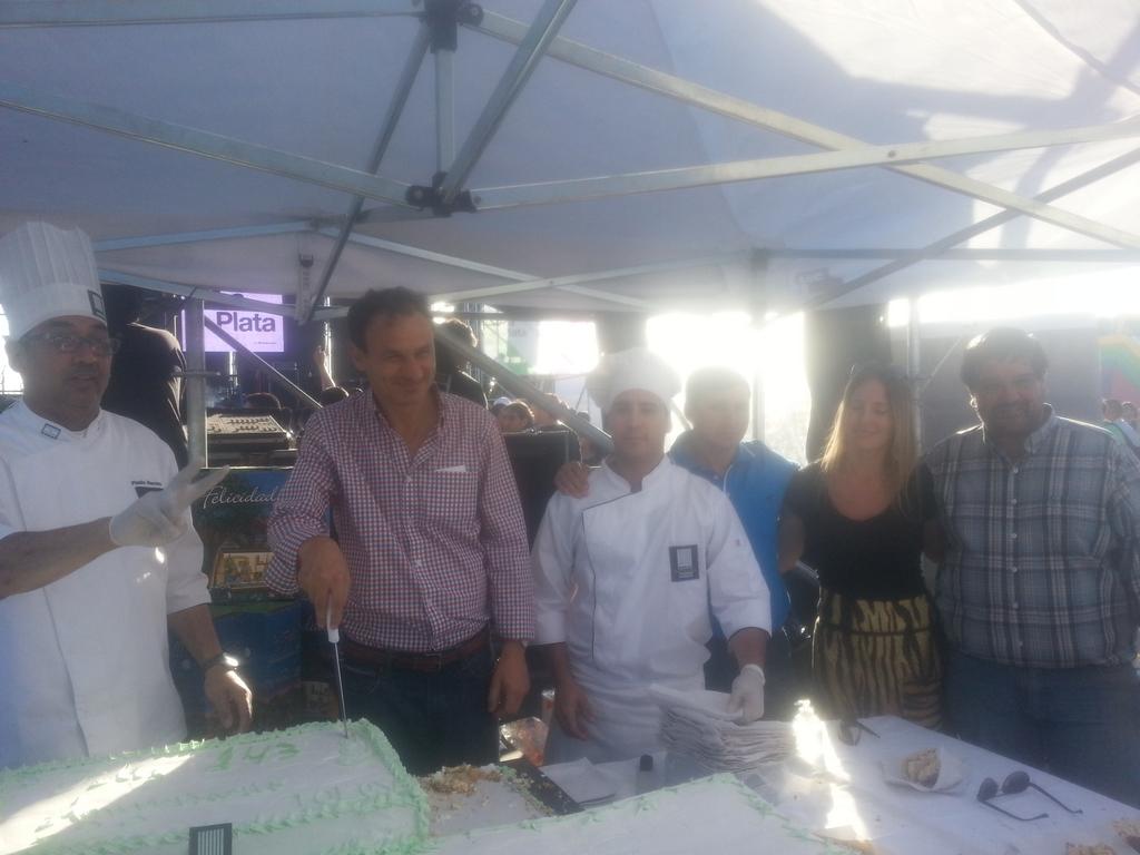 san_martorelli's tweet photo. #143AniversarioDeTolosa Después del sorteo a beneficio de #Idani ya suena @nonpaoficial  @PabloBruera http://t.co/xm7JmxAlgu