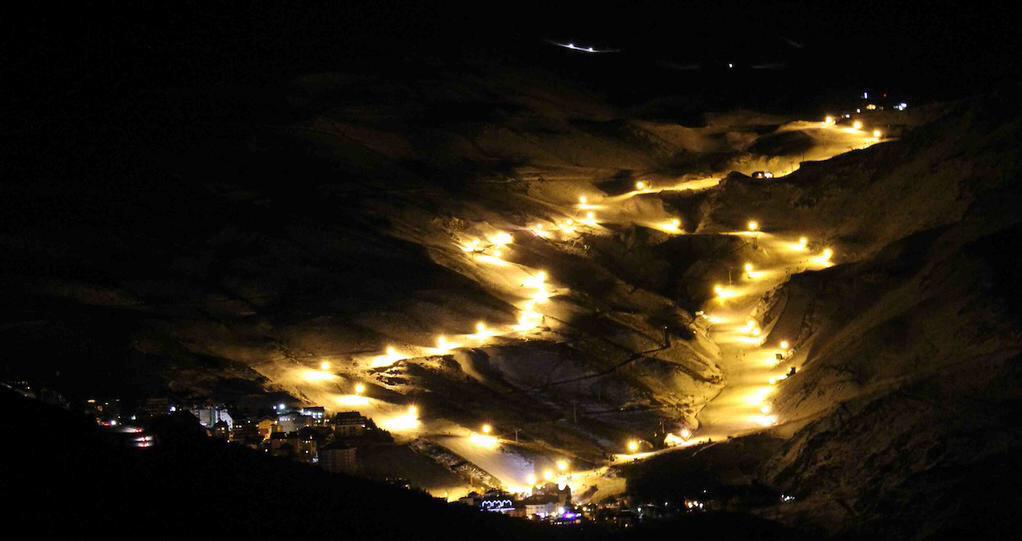 mfgranaina's tweet photo. Granada es una joya. La Sierra te regala esto... #EsquiaDeNoche #mf Foto de  @websierranevada http://t.co/EPcHBB8HnD