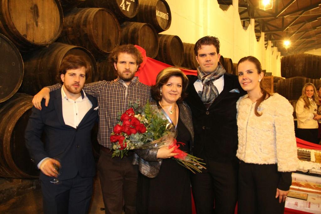 MVictoriachacon's tweet photo. Ayer fue el dia mas bonito de mi vida. Rodeada de lo mas grande k tengo en mi vida http://t.co/GXkYKfz5Kp