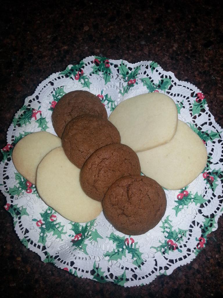 AKasparian's tweet photo. #HolidayBaking Classic Shortbread from @canadianliving &amp; Molasses Cookies from @BettyCrocker mix. Great sweet combo. http://t.co/iGZ3HhaTRO