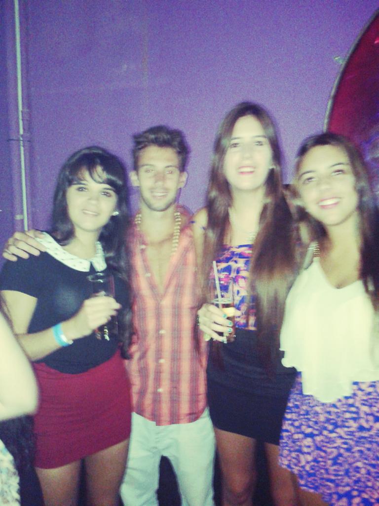 LuanaJazminSil2's tweet photo. Amiiiis #vipppp π±πΊπ»π·ππ @floresper @MaiRohaut http://t.co/G6462nVHJG