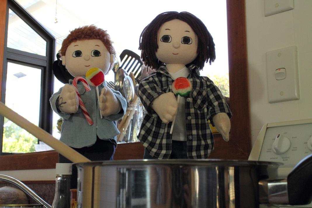 jillyrulz's tweet photo. Distracting Dean. #MakingFudge #BunkerChristmas @SuperWiki @WinchesterBros Sammy has a spare. #LollipopsAndCandyCanes http://t.co/pDzCMChBc2