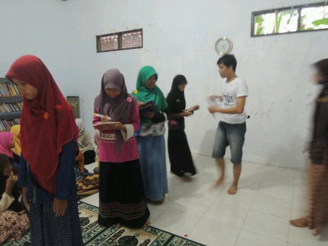 Aanks_Ngiuz's tweet photo. Kunjungan @SFCjogja kemarin sore. Suasana nge-game bareng adik2 @ar_rasyiid20 http://t.co/zkL37ThGLd