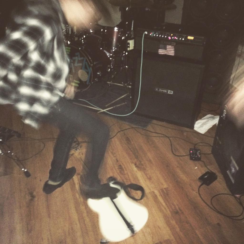 MichaelBromo's tweet photo. Grizzly before and after #houseshow #shindig #dippity #do #dah #duh http://t.co/ItFC0RdU2B