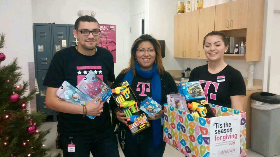 BerwynKnights's tweet photo. #MerryChristmasHappyHolidays from our T-Familia to yours @College_KidSwag @PopeyeTheBoss #ToysForTots @TMobile http://t.co/OBDxdsKihw