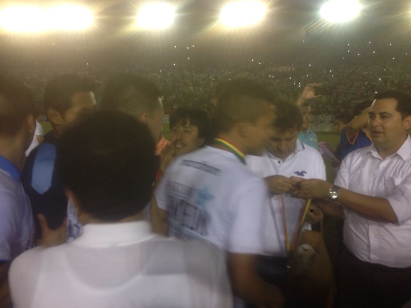 deportetotal_bo's tweet photo. Bolívar campeón, alegria, felicidad en la ciudad de Santa Cruz http://t.co/gdCImPM8EW