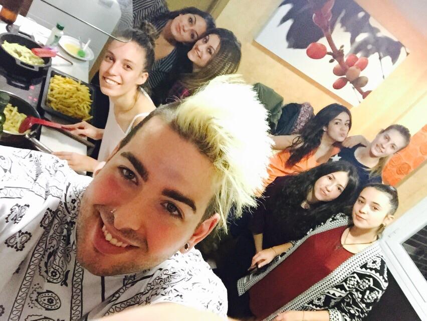 cris_gonza19's tweet photo. Noche de cumple @Meri_215 @Jenni_2014 @andreaOc94 @Jenii994 @criseulement @BeatrizCanedo2 @funkyboyColor http://t.co/7gQO2scBxT