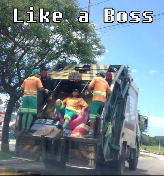 FloripaMilGrau's tweet photo. Vose ri de min por ser zoeiro, eu rio de vose por pegar o transol lotado. #bronzeando http://t.co/uFLj15c6zE