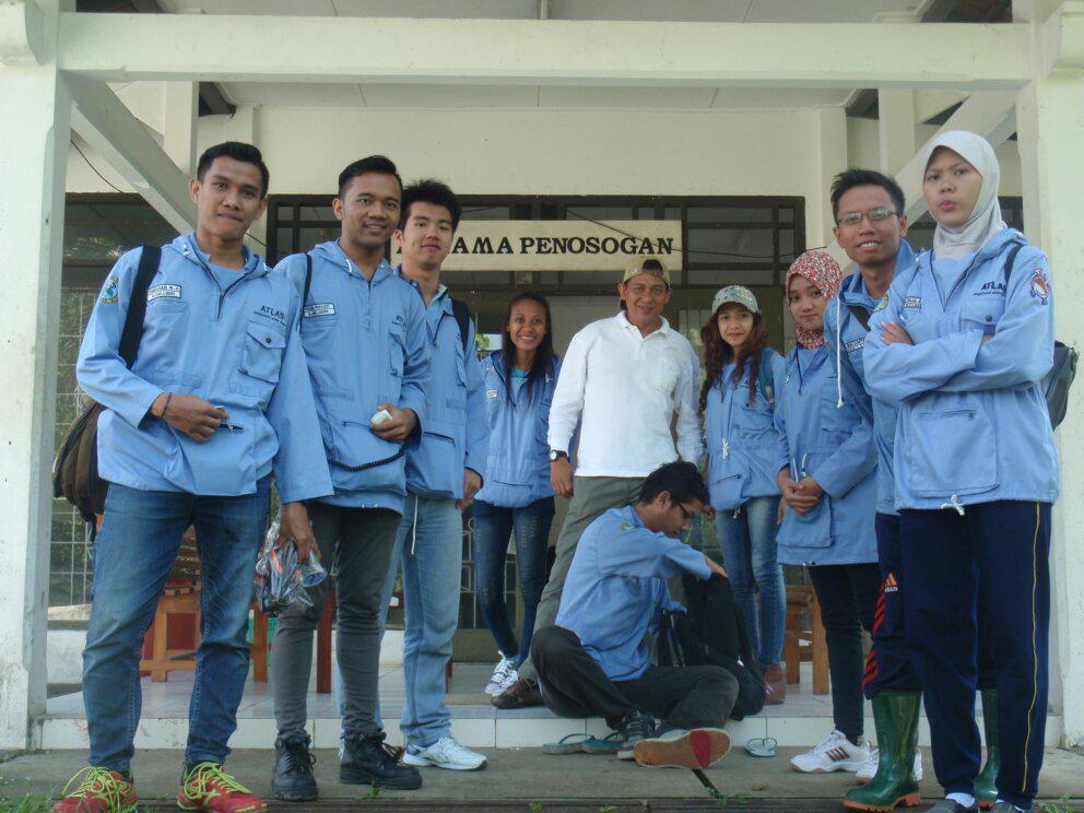 panitia dan peserta Studi Ekskursi 2014 sebelum fieldtrip di Kampus LIPI Karangsambung (16 Desember 2014)