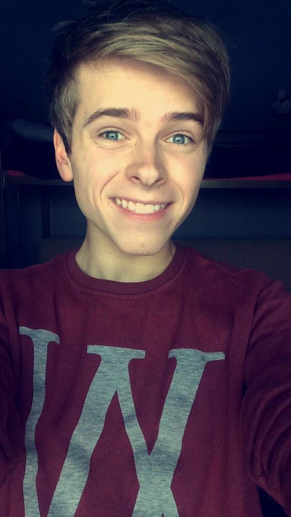 UrFandomFaves's tweet photo. RT or Fav if you love: @LukeKorns LUKE DO YOU LOVE YOURSELF??? #InterviewLuke http://t.co/IEtDuIMwOf