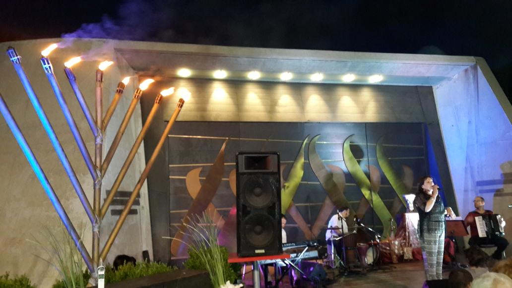 Recital de Musica en Ladino de Lili Benveniste en @comunidadamijai arriba de 500 personas en el parque!!