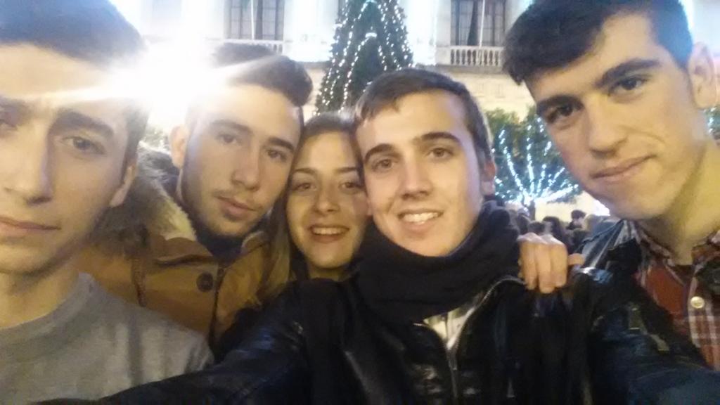 David_Araque_20's tweet photo. Esto si que es pasarlo de p... madre con los más grandes! @PaolaCardeMuz @ManuelComely @InsaneAlvaro @alefs21 http://t.co/xzFlaPDMTi