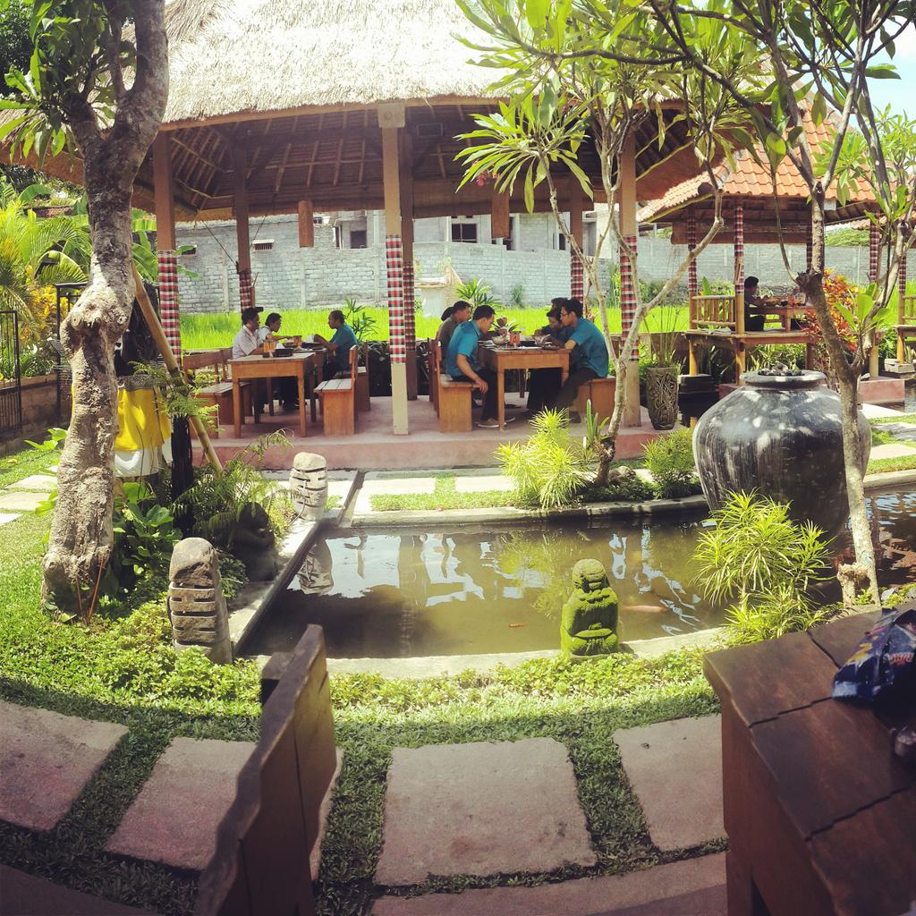 Gariswara's tweet photo. Kalo ke karangasem kurang nikmat rasanya kalo belum singgah ke Warung Mina Carik..... GOOD VIEW.... http://t.co/7ssckZiydy