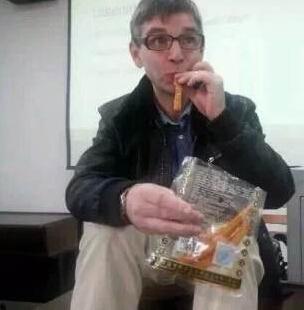 SisterFeng's tweet photo. 大陆冬至吃水饺，美国冬至吃辣条。 http://t.co/32xEVz3l8V