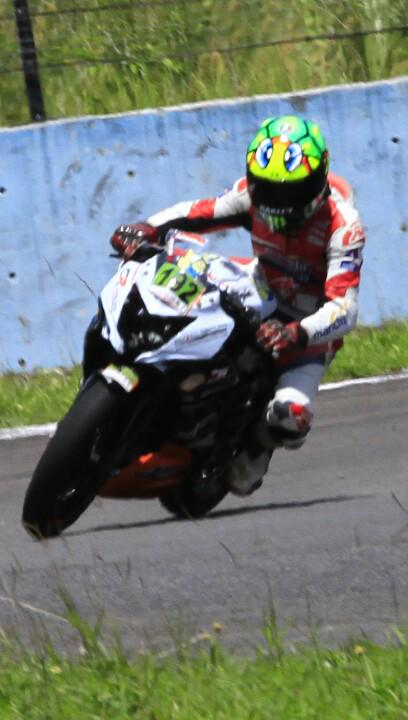 muh_chrysa's tweet photo. First race at Indonesia Trackday Series #3,, http://t.co/gT228zMEdC