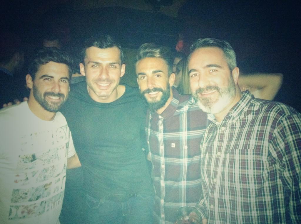 DailyTeaPage's tweet photo. Con los primos Jonathan y Juanma después del último debate de GH15 de fiestuky en #laposada @Albertodelacru http://t.co/bAca2Fy2oT