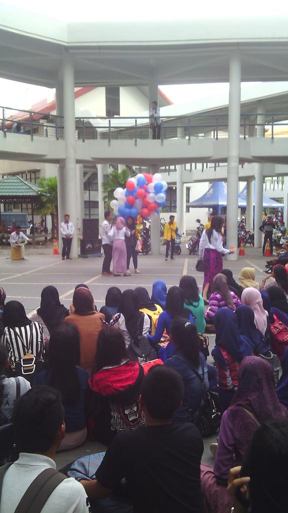 openhouse_fk's tweet photo. ballon of dream season 2 #OPHOFK14 'jangan hentikan harapan kalian terbangkan lah yg tinggi tanpa takut terjatuh' http://t.co/WOIlVvCQGt