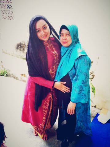 Selamat hari ibu,,,,cium sayang u/ mamah ,,,MUaChHHH....!!