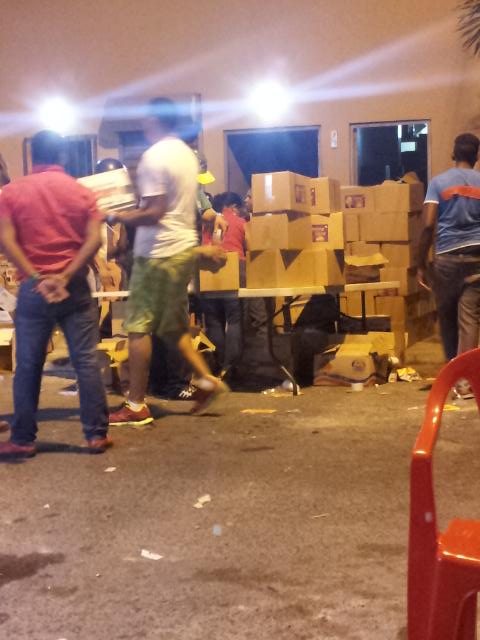Luis_Zoquier's tweet photo. Las cajas del @Plan_RD las usan para la campaña de @temomontas Ciudad Nueva calle el número #4 DN @DaniloMedina http://t.co/WOH02T2mxd
