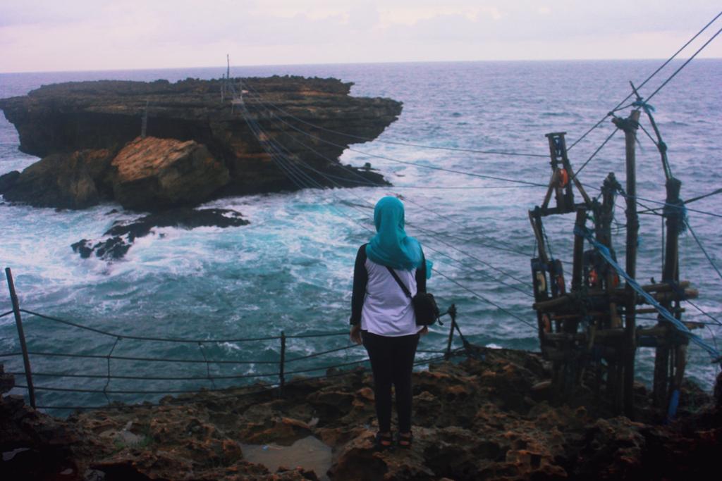 ayuuyoee's tweet photo. @IMS_NET Pantai Timang, Wonosari, Yogyakarta #IMS_Backpacker http://t.co/Pz4R6OLRAr