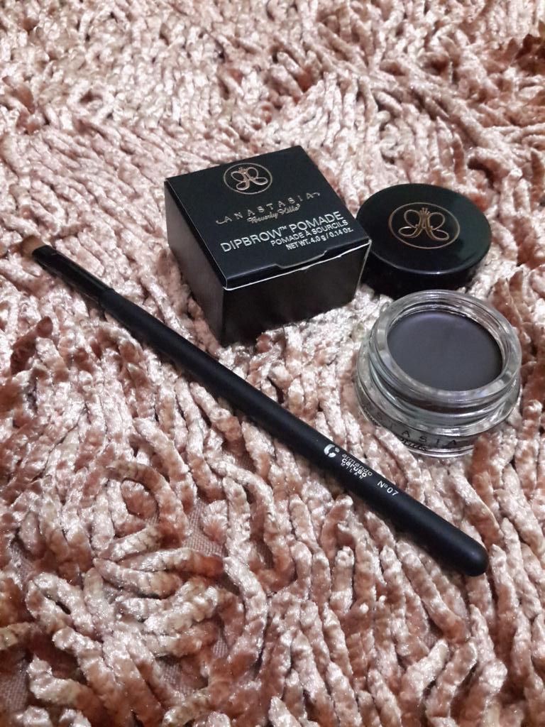 iNatalieCole's tweet photo. Jadi dipbrow pomade ini buat alis, creamy, pakenya tinggal diolesin kuas. Lebih cepat. Waterproof. Di @dmonroeID ❤ http://t.co/R19vBIZqa7
