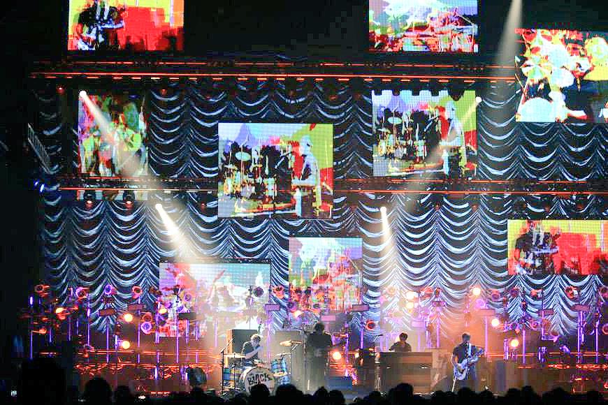 tmobilecenter's tweet photo. Quite a visual performance from @theblackkeys! #SprintCenter #TurnBlueTour http://t.co/pOirzYtmGl