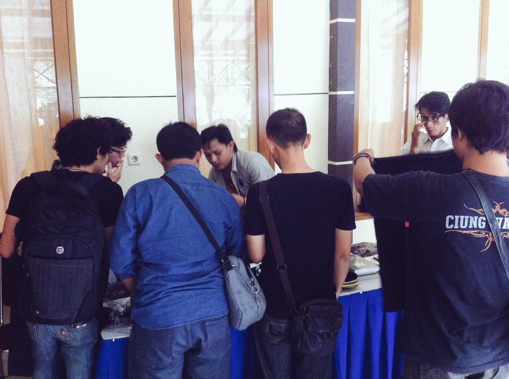 Stand <a href="/LGNshop/">LGNshop</a> di <a href="/PernasHR2014/">PernasHR2014</a> Kelas Besar F Wisma @suarapkbi hari ini dijaga oleh MasJack <a href="/tantemerry/">tantemerry</a> :) Ayo Donasi