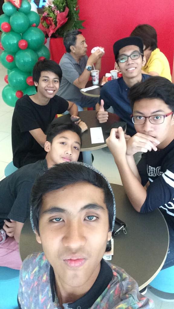 TeamVantageCoD's tweet photo. Clan outing without @jayhzy @RohanSdh @VinceDimatatac @IzzulAres @deBezerkk http://t.co/cidBl9tfQ8