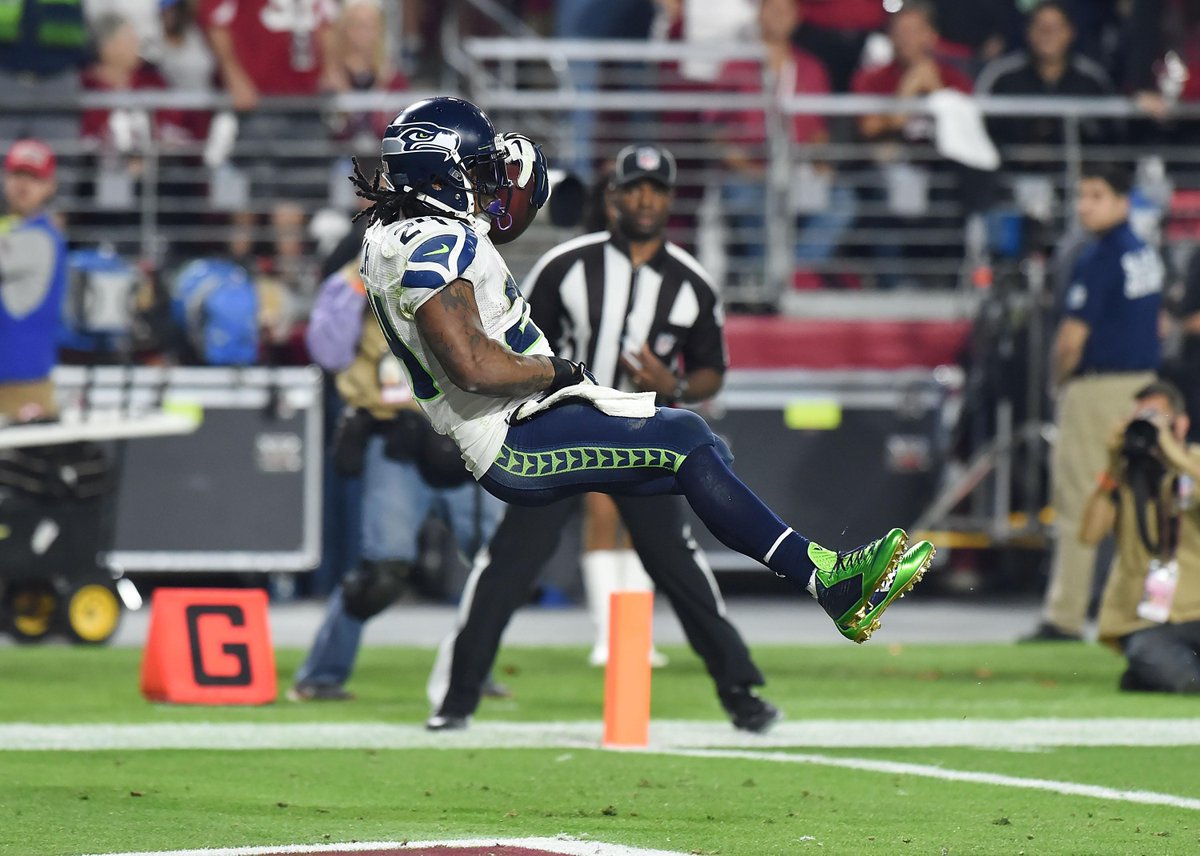 ESPNNFL's tweet photo. Seahawks RUN OVER Cardinals 35-6 to gain control of the NFC West.

Lynch: 113 yds, 2 TD
Wilson: 427 total yds, 3 TD http://t.co/ZDzfMr6un1