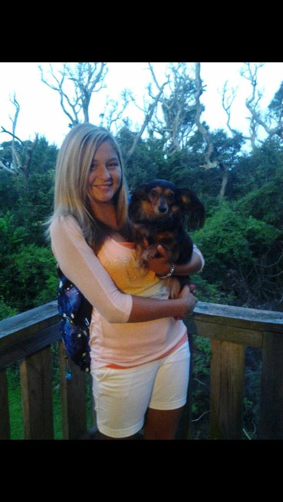 derr_bear23's tweet image. In honer of missing my dog so very much 😫😩🌸💕 #illseehersoon #lexi🐻🌸💕 #firstdayof8thgrade 😂