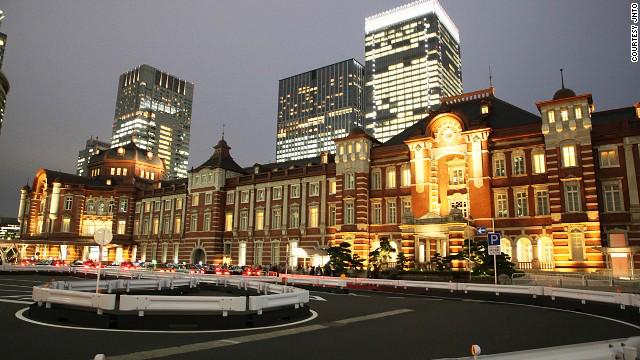 cnnprjp's tweet photo. 14線が走り、一日35万人が行き交い、日本最高益を生み出す。開業100年を迎えた #東京駅 に関するCNNの記事: http://t.co/Mgl44bwubN
建築から首相暗殺の現場、ラーメンにお土産まで、様々なトリビアを紹介。 http://t.co/KjHAJZKLK9