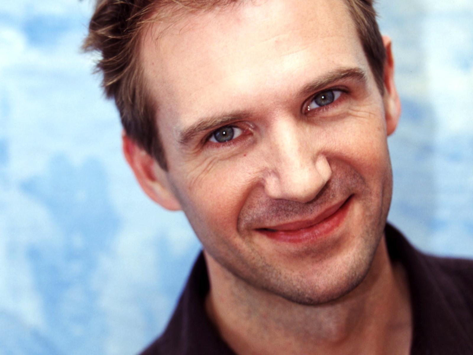 Happy Birthday to Ralph Fiennes, one of the best actors ever and one of the hottest too  