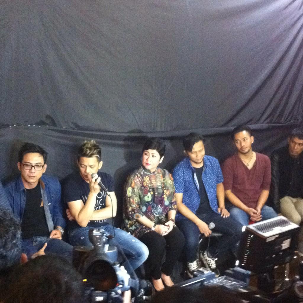 Dave_Licious's tweet photo. "@MusicaStudios: "Betul, Reza memundurkan diri dari @NOAH_ID terhitung 1 Januari 2015 nanti"- @R_besar #ThankYouReza http://t.co/s9A8G0TYWc"