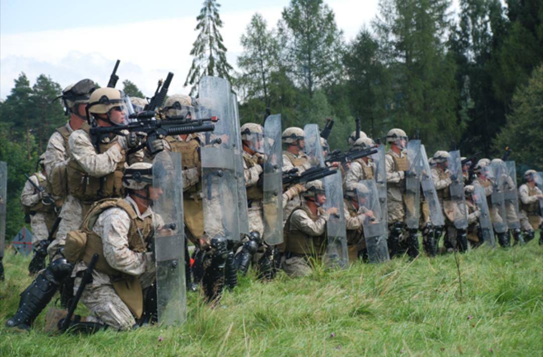 Hound c99 お疲れ様でした Twitterren アメリカ海兵隊の暴動鎮圧装備 バイザー付のヘルメットにシールドそして脛当て 武器は警棒にショットガンに催涙弾用のグレネードランチャー 密集して戦うから比較的短くて取り回しの良いm4が多いのかな Http T Co Mzjrfmzqdp Hound c99 お疲れ様でした Twitterren アメリカ海兵隊の暴動鎮圧装備 バイザー付のヘルメットにシールドそして脛当て 武器は警棒にショットガンに催涙弾用のグレネードランチャー 密集して戦うから比較的短くて取り回しの良いm4が多いのかな Http T Co Mzjrfmzqdp