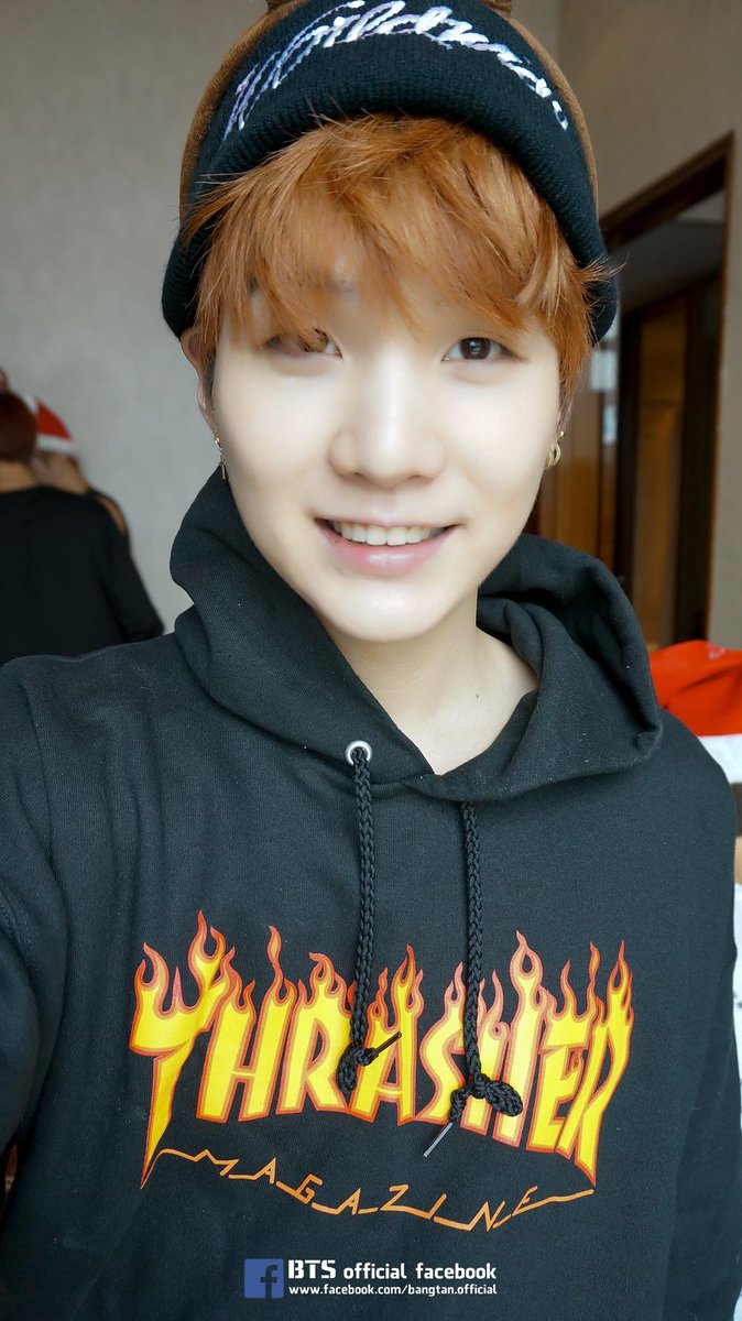 bts_bighit's tweet image. [스타캐스트 비하인드] 
흰눈 사이로~ 썰매를 타고 싱가포르에 나타났던 산타&amp;amp;루돌프 방탄이들의 셀카 공개!^ㅁ^ #방탄소년단 과 함께 즐거운 크리스마스 되세요!

(facebook.com/bangtan.offici…)