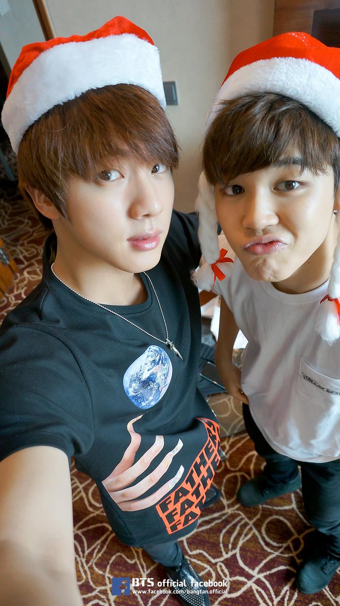 bts_bighit's tweet image. [스타캐스트 비하인드] 
흰눈 사이로~ 썰매를 타고 싱가포르에 나타났던 산타&amp;amp;루돌프 방탄이들의 셀카 공개!^ㅁ^ #방탄소년단 과 함께 즐거운 크리스마스 되세요!

(facebook.com/bangtan.offici…)