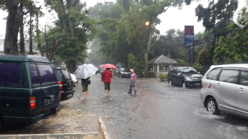 ridwankamil's tweet photo. satu persatu titik cileuncang kita bereskan RT @dbmpkotabdg: penanganan banjir jl progo bersama Bp. Walikota Bandung http://t.co/dNAtoBmEnK”