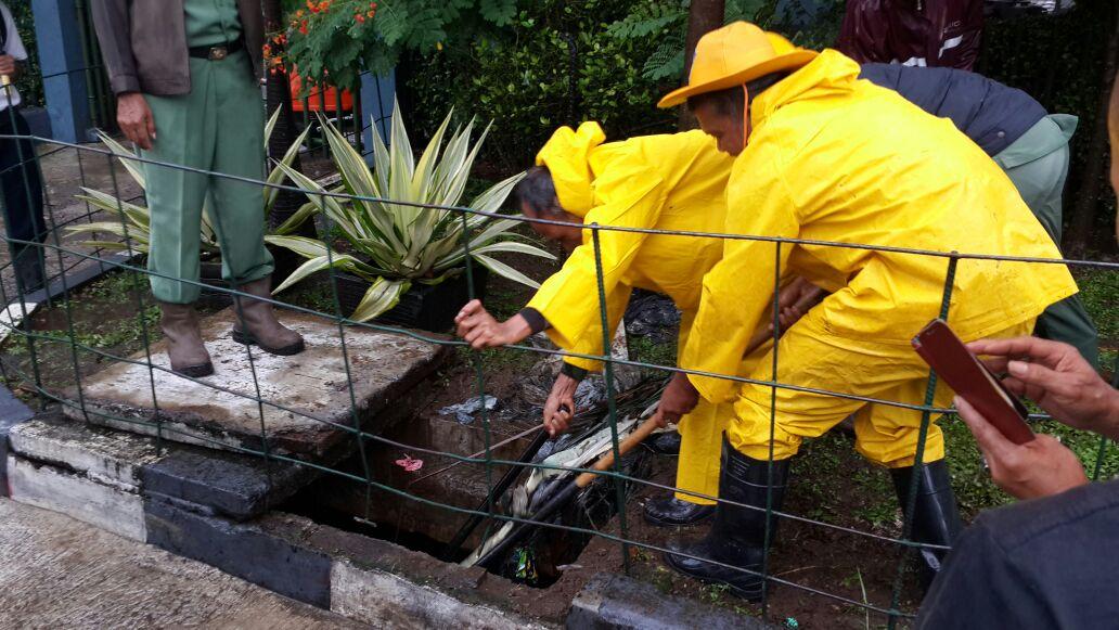 ridwankamil's tweet photo. satu persatu titik cileuncang kita bereskan RT @dbmpkotabdg: penanganan banjir jl progo bersama Bp. Walikota Bandung http://t.co/dNAtoBmEnK”