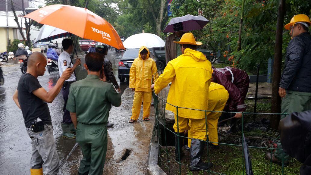 ridwankamil's tweet photo. satu persatu titik cileuncang kita bereskan RT @dbmpkotabdg: penanganan banjir jl progo bersama Bp. Walikota Bandung http://t.co/dNAtoBmEnK”