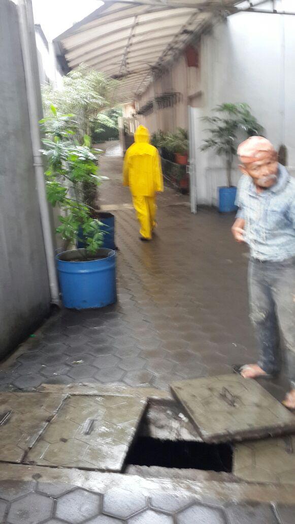ridwankamil's tweet photo. satu persatu titik cileuncang kita bereskan RT @dbmpkotabdg: penanganan banjir jl progo bersama Bp. Walikota Bandung http://t.co/dNAtoBmEnK”
